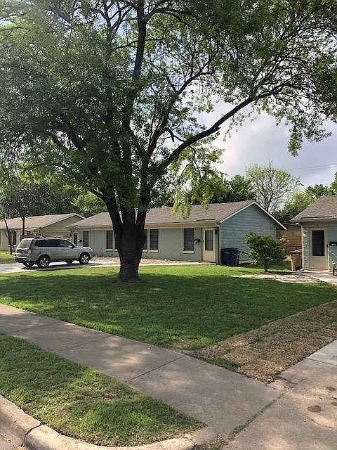Drive up view of front of property