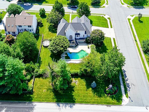 3rd image of 1901 Hamlet Pl N
