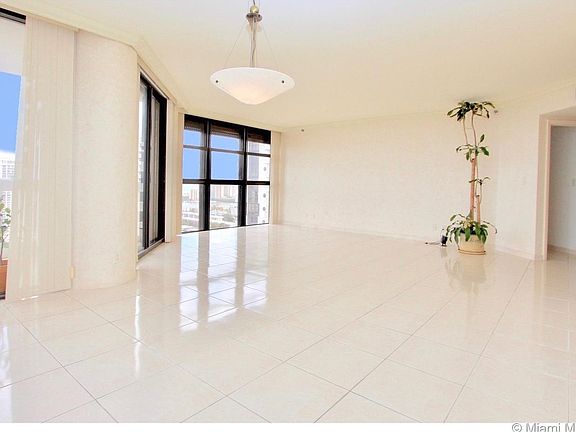 3rd image of 1000 W Island Blvd APT 2709