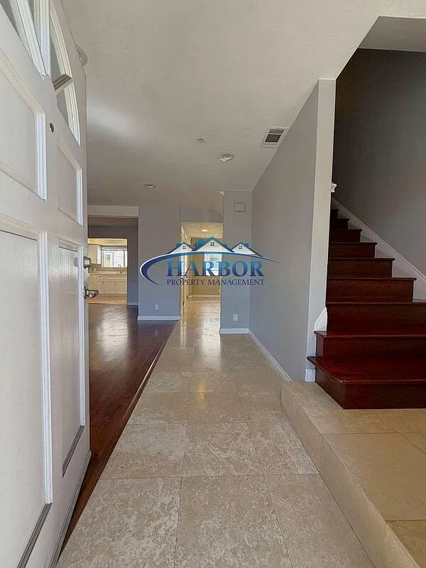 3 bed, 2.0 bath, 1420 sqft, $3,995 — Photo 4