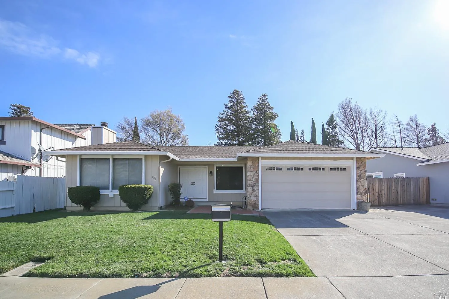 825 Heron Drive photo 1