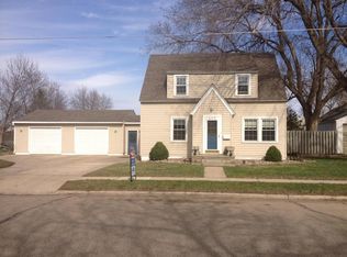 402 S 15th St, Estherville, IA 51334