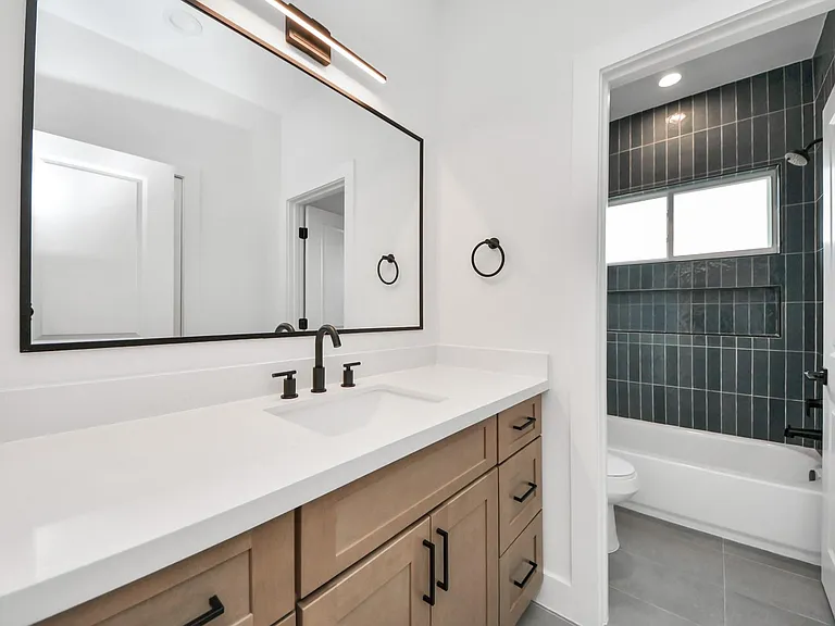 505 Middle St — Photo 36
