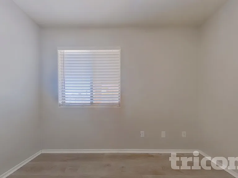 2215 S 83rd Ln — Photo 12