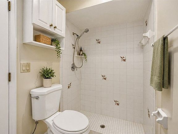 5th image of 1203 Saxony Cir #B1