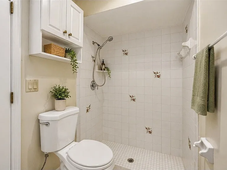 1203 Saxony Cir #A — Photo 5