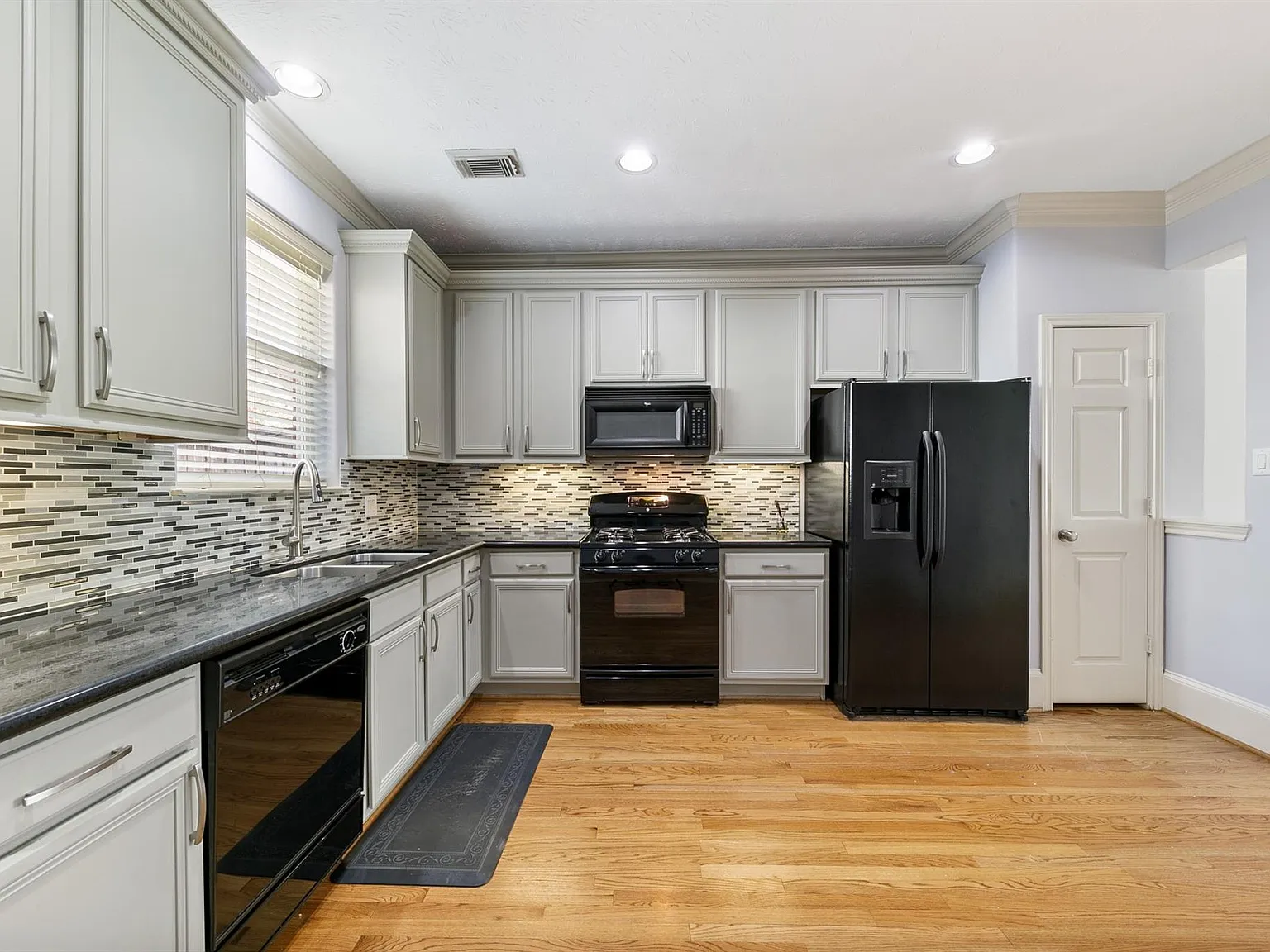 2 bed, 2.5 bath, 1374 sqft, $2,150 — Photo 4