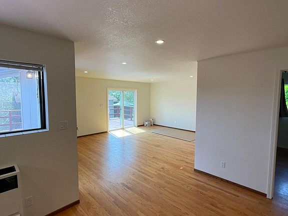 3rd image of 1081 Eastman Ln