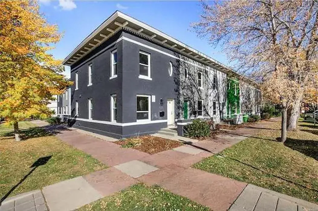 2509 Tremont Pl — Photo 4