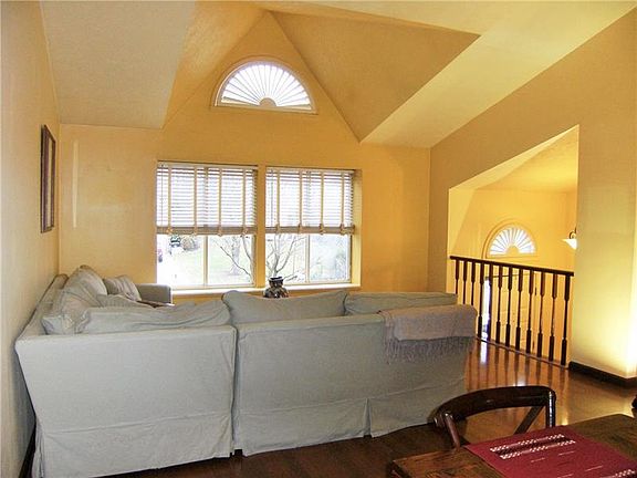 4th image of 124 Slatewood Ct