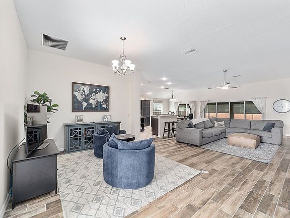 4th image of 3265 Sennett Cir