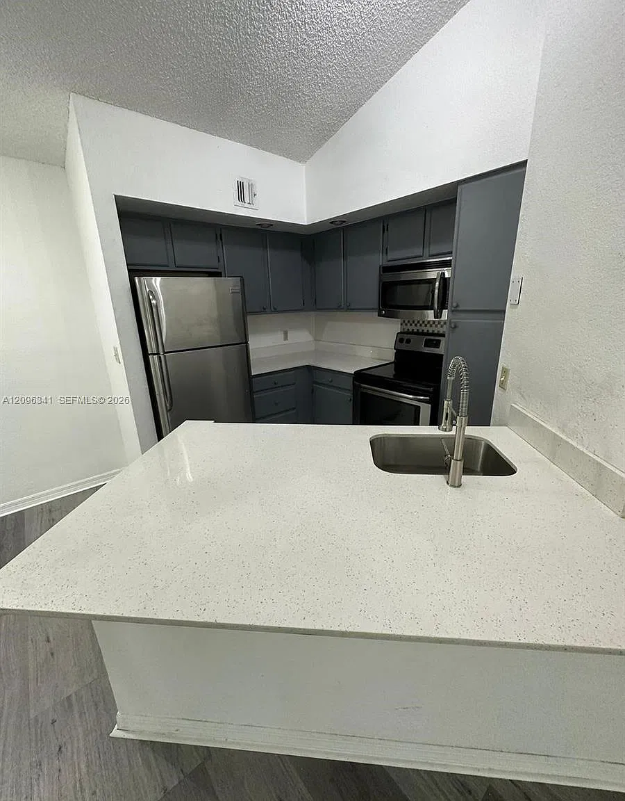 Coral Key Condo — Photo 1