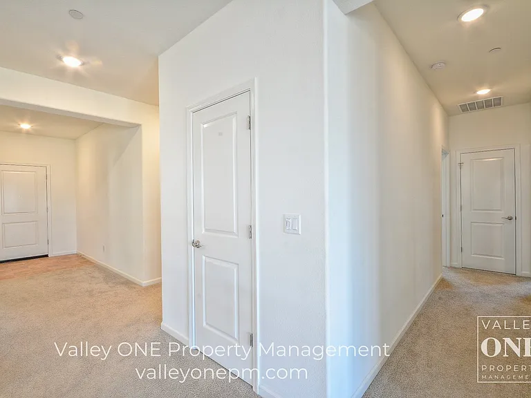 933 Tipton Ln — Photo 39