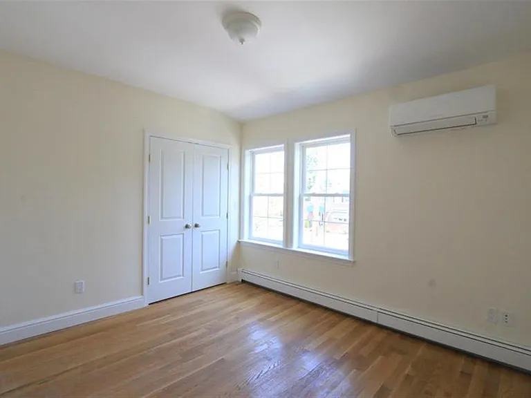 220 Massachusetts Ave — Photo 11