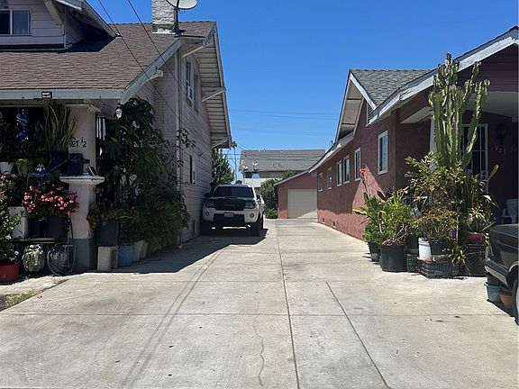 2nd image of 927 W 48th St