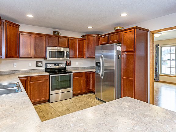 4th image of 120 Colton Dr S