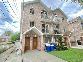 4033 191st St, Flushing, NY