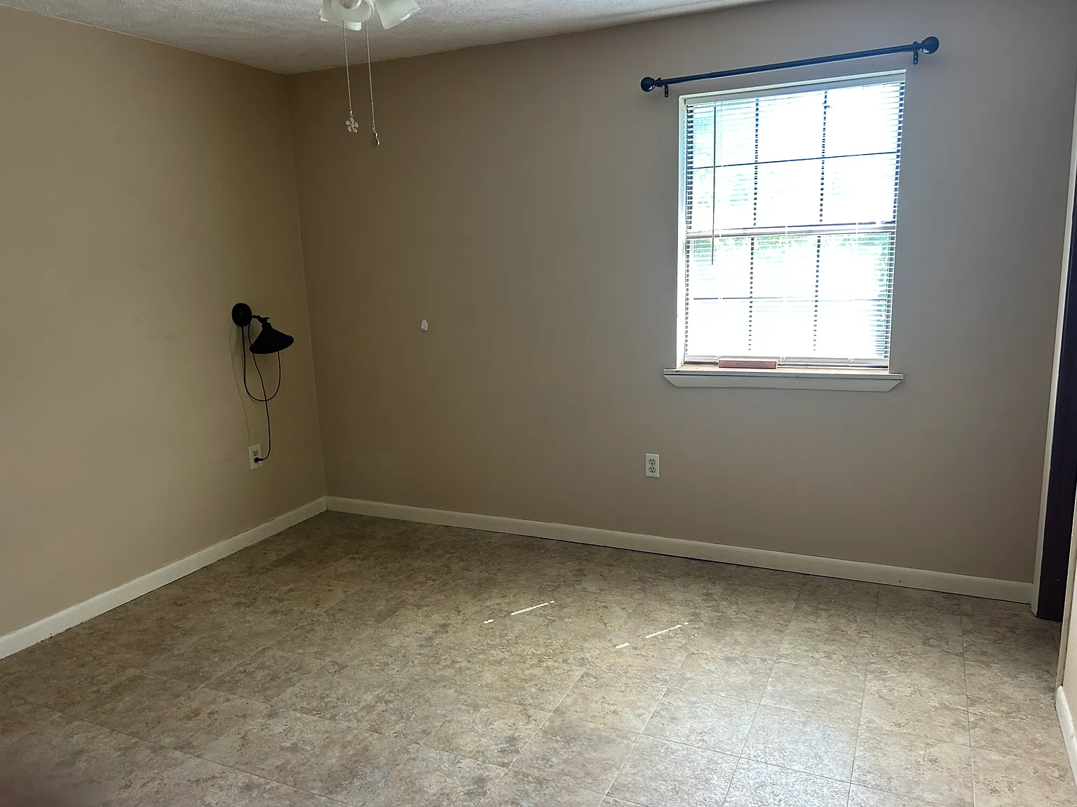 3 bed, 1.5 bath, 1134 sqft, $1,100 — Photo 3
