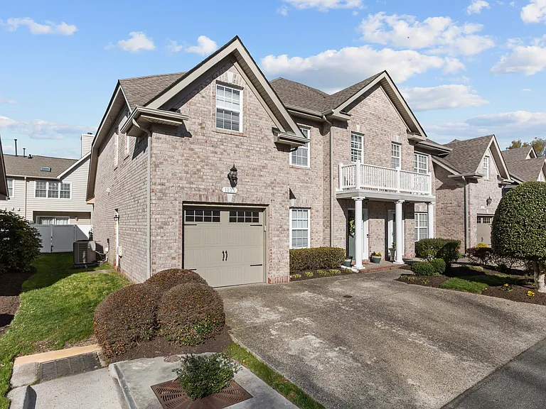 1025 Horton Pl — Photo 2