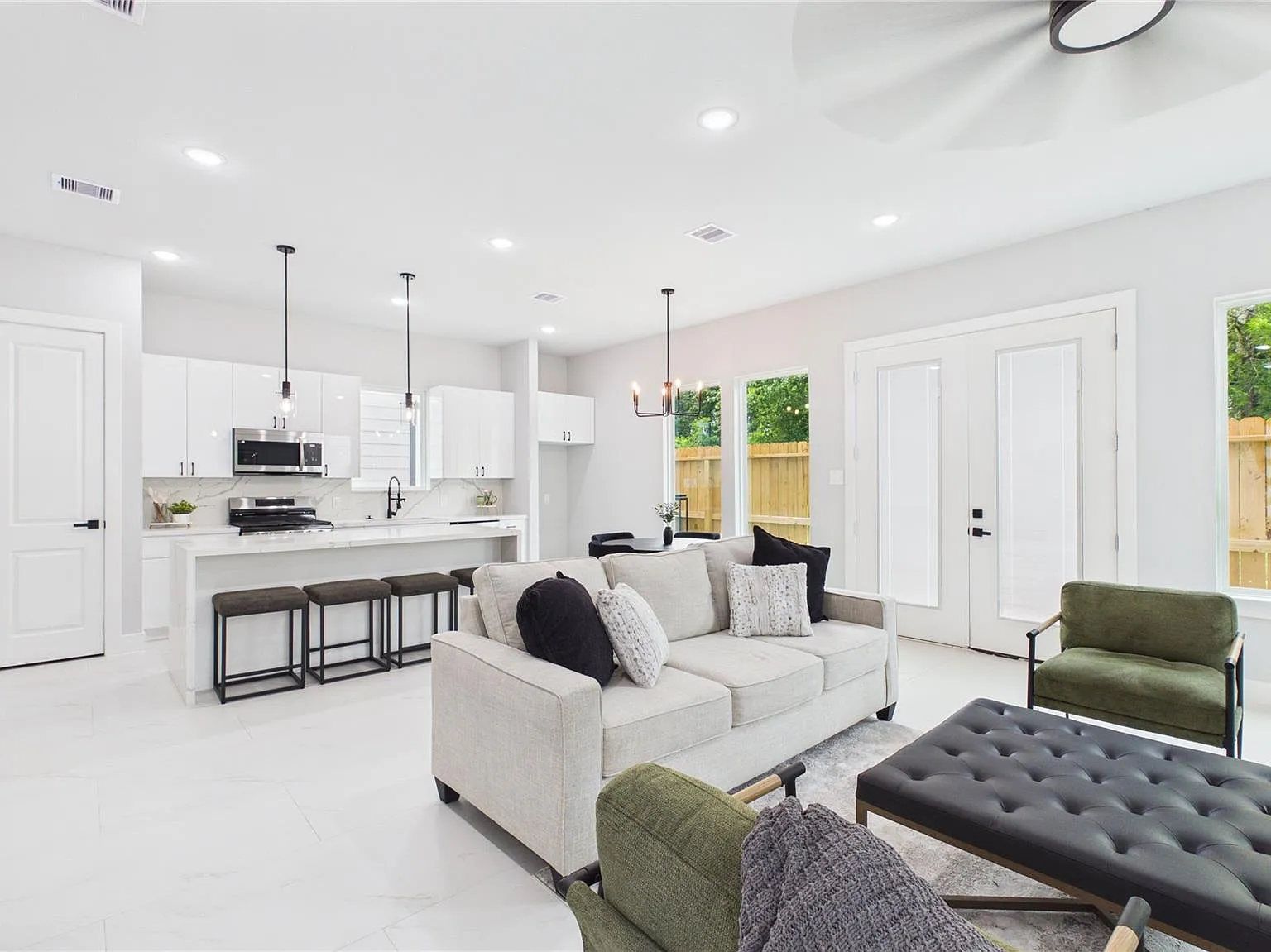 3 bed, 2.5 bath, 1882 sqft, $2,495 — Photo 3