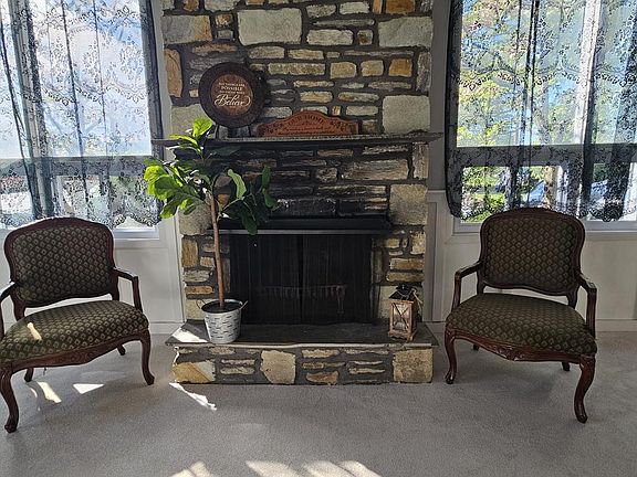 4th image of 609 Foster Rd