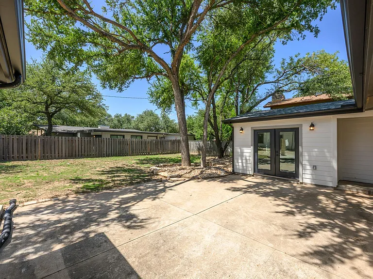 303 Lakeway Dr — Photo 26