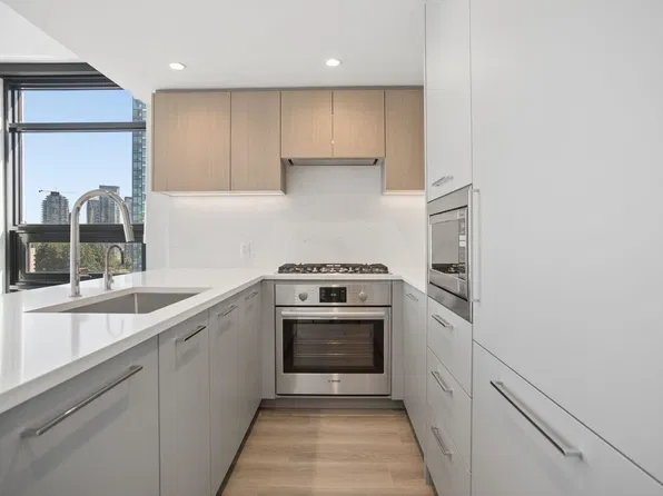 6608 Sussex Ave #408, Burnaby, BC V5H 3C6