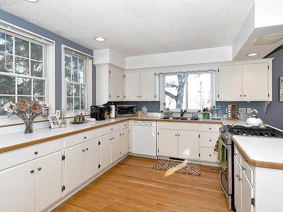 Very bright and open kitchen