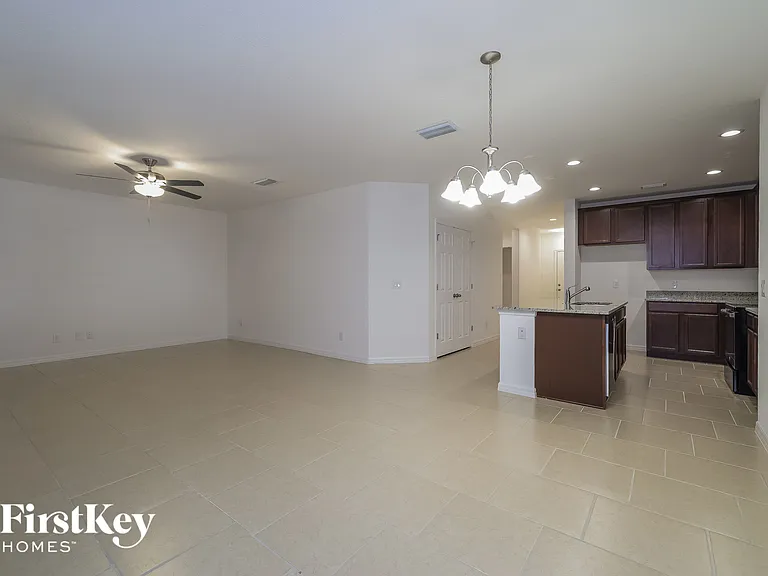 845 Avenal Ln — Photo 5