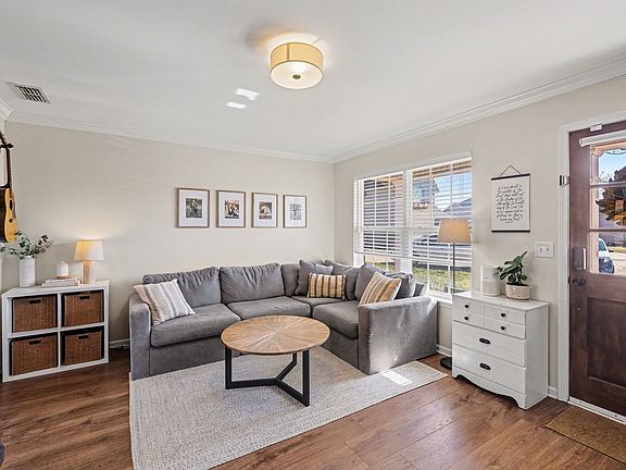 5th image of 4012 Fox Run N