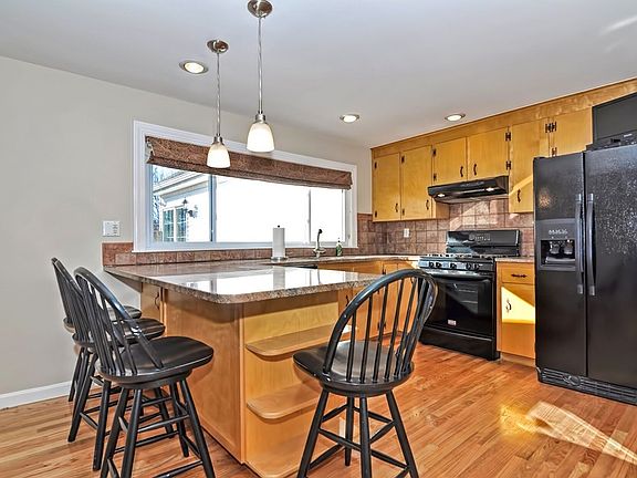 5th image of 16 Willow St Floor 2