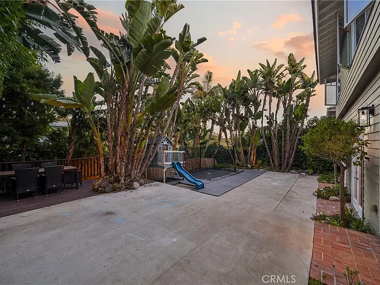1044 Noria St — Photo 25
