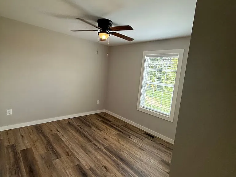 102 Deacon Ln — Photo 4