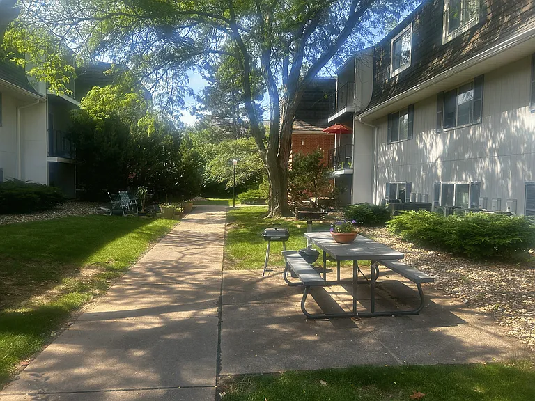 Hollow Hills Apartments — Photo 21