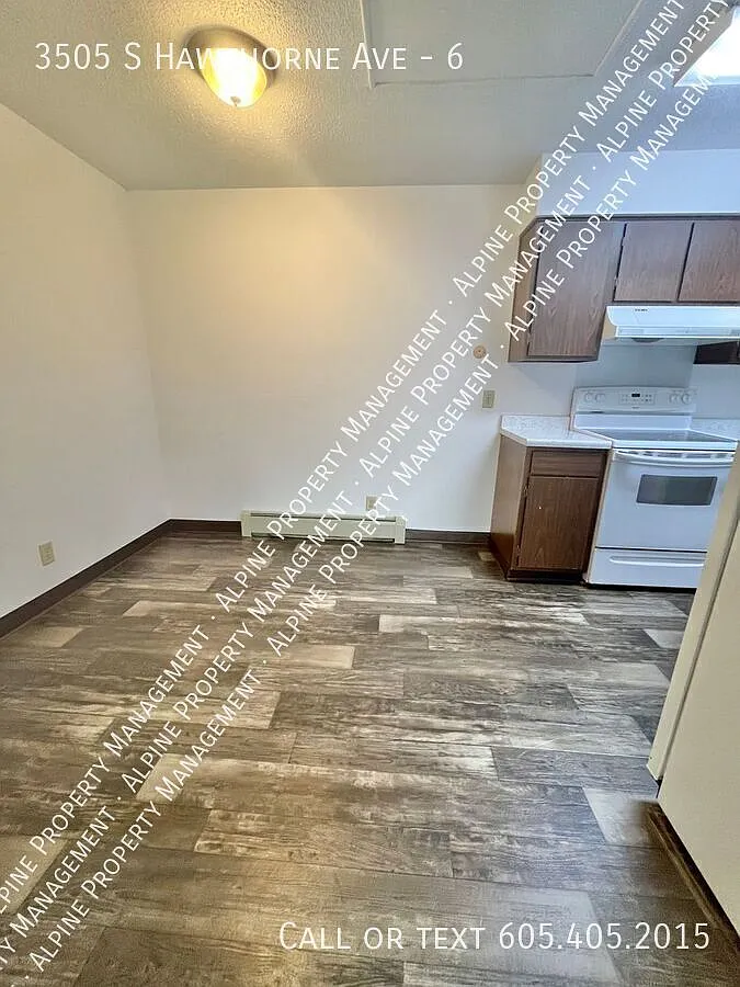 Spacious 2 Bed Apartment with Garage Included! — Photo 3