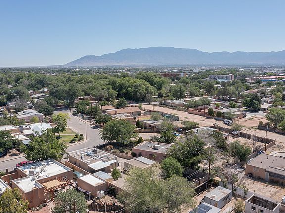 4th image of 826 La Luz Dr NW