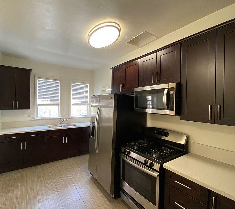 1st image of 2618 S Hillcrest Dr #3993032