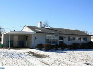 35 Grove Ln, Levittown, PA 19055