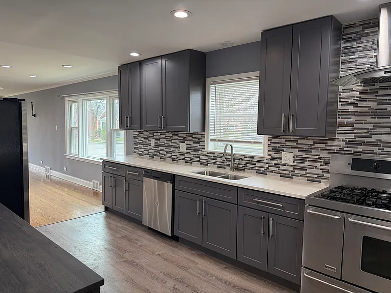 8201 S Homan Ave — Photo 13