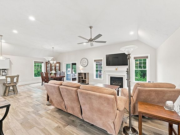 3rd image of 59 Waterford Cir