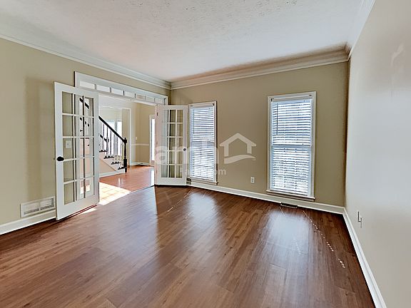 3rd image of 303 Lismore Ter