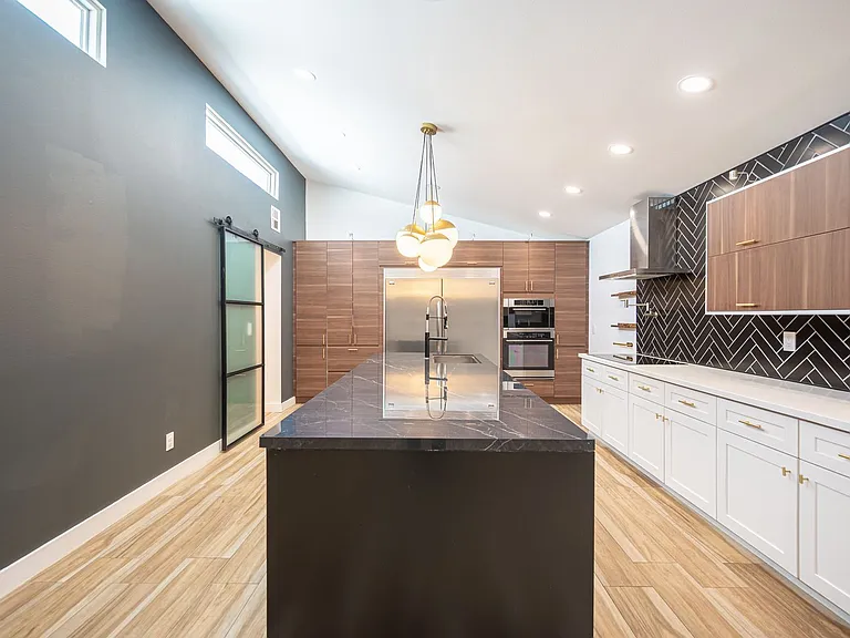 330 E Country Club Dr — Photo 39