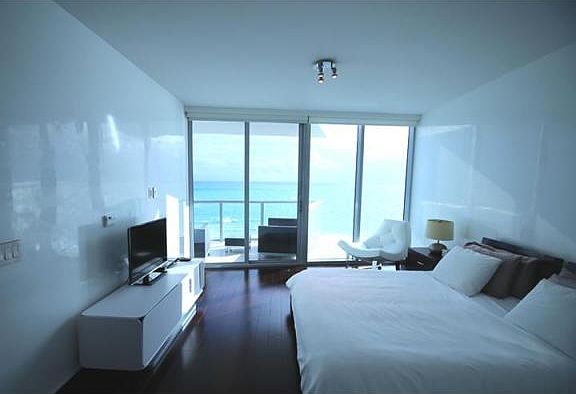 3rd image of 17121 Collins Ave APT 1402