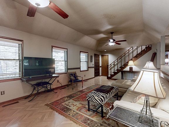 4th image of 35 Davis Rd
