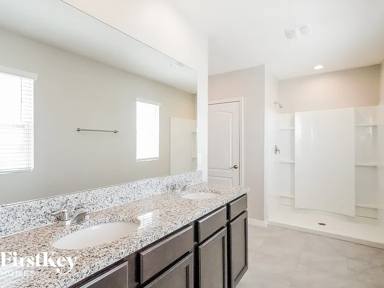 465 Noble Ave — Photo 7