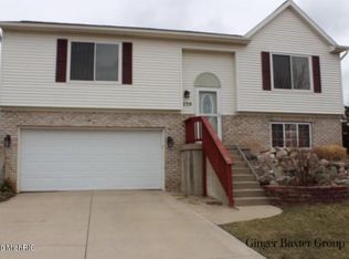 239 Arbor Dr NE, Rockford, MI 49341