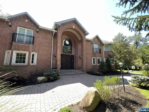 3 Pine Ter, Demarest, NJ 07627