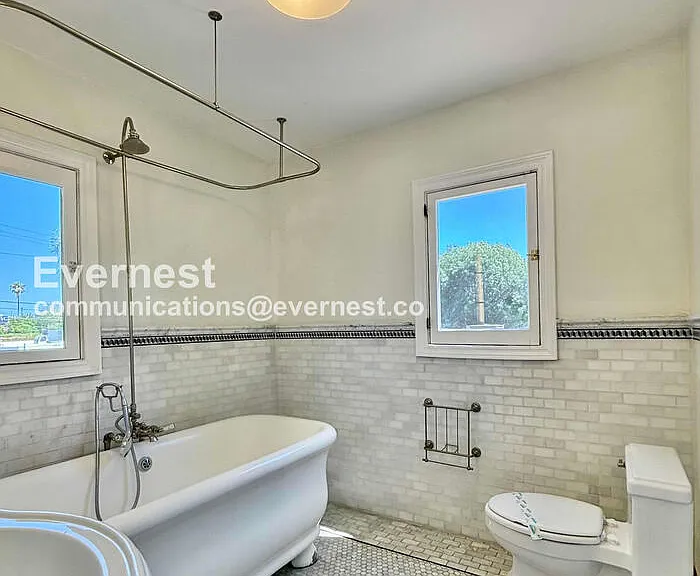 132 N Crescent Heights Blvd — Photo 23