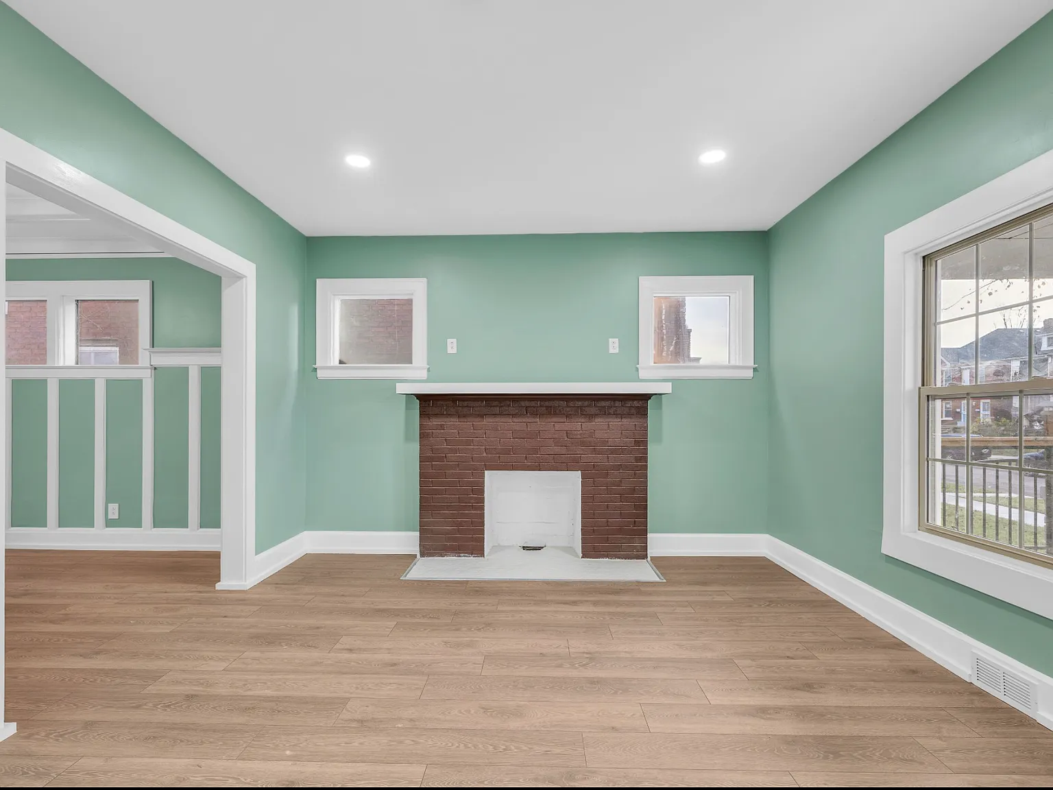 4676 Victoria Ave — Photo 4