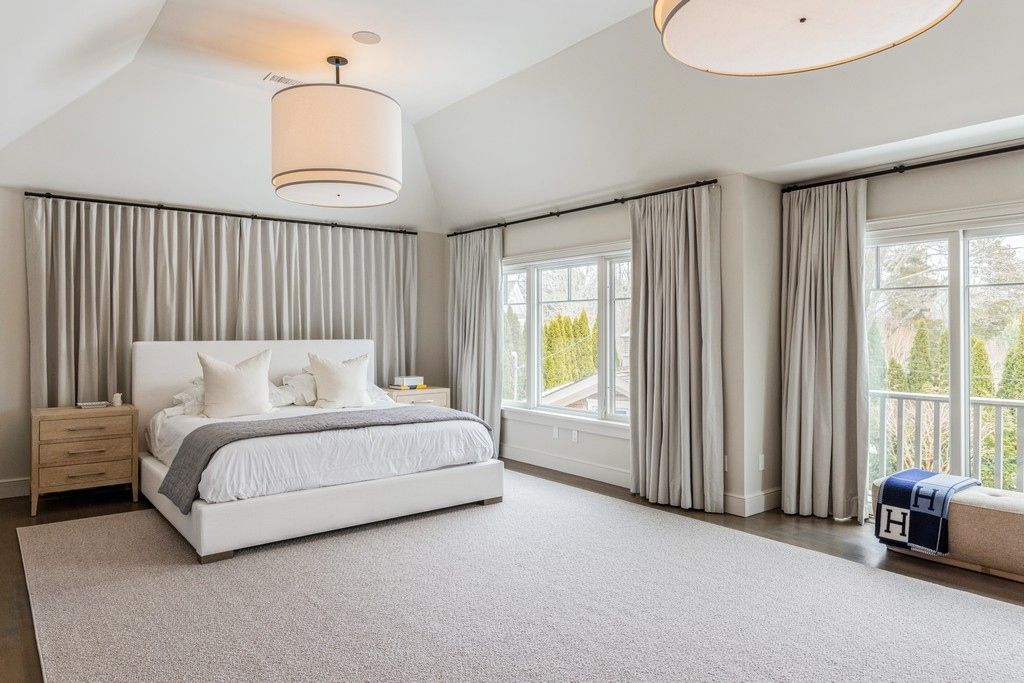  Large Master Bedroom